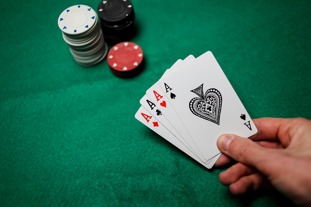 Cum ne familiarizam cu maninle si regulile la Texas Holdem