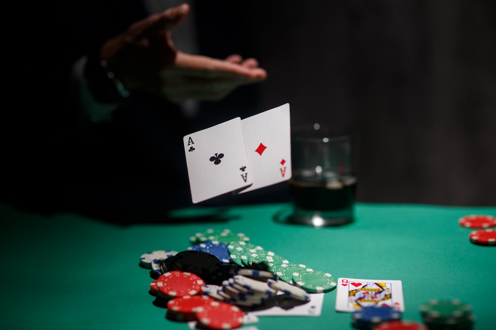 Cand nu ai banca suficienta sa acoperi 3 pariuri la poker