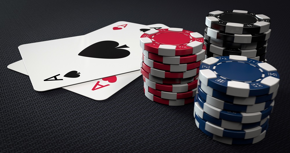 Cum se calculeaza si coreleaza varianta in poker pe bani