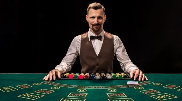 Pozitia la masa de poker este importanta pentru strategie